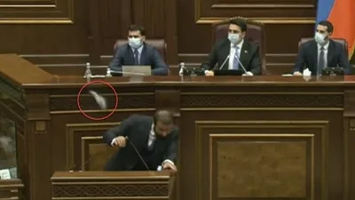 O ülkede parlamento karıştı! Kürsüye fırlattı