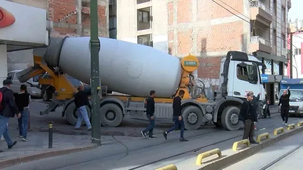 zeytinburnunda-korku-dolu-anlar-beton-mikseriyle-tramvay-carpisti-1715965839820.jpg