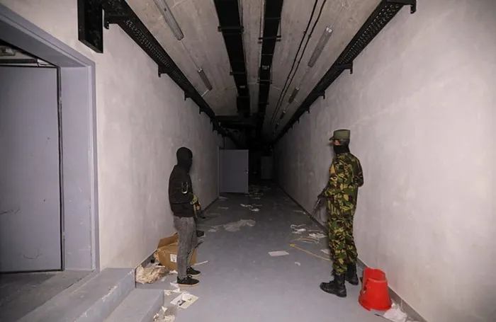 zirhli-kapilar-kilitli-hucreler-gizli-tuneller-suriyede-gizemli-yeralti-odalari-bulundu-1741095223216.jpg Foto: AFP