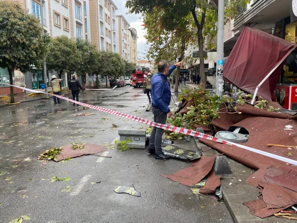 1699708940596.jpg Meteoroloji uyarmıştı! Küçükçekmece'de fırtına: Çatılar uçuştu - 2