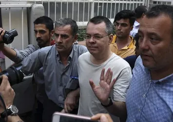 ABD'li rahip Brunson'ın kelepçesi çıkarıldı