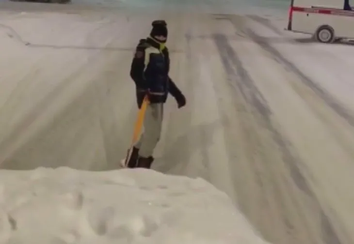 Otomobille snowboard yapan genç polis yakalandı