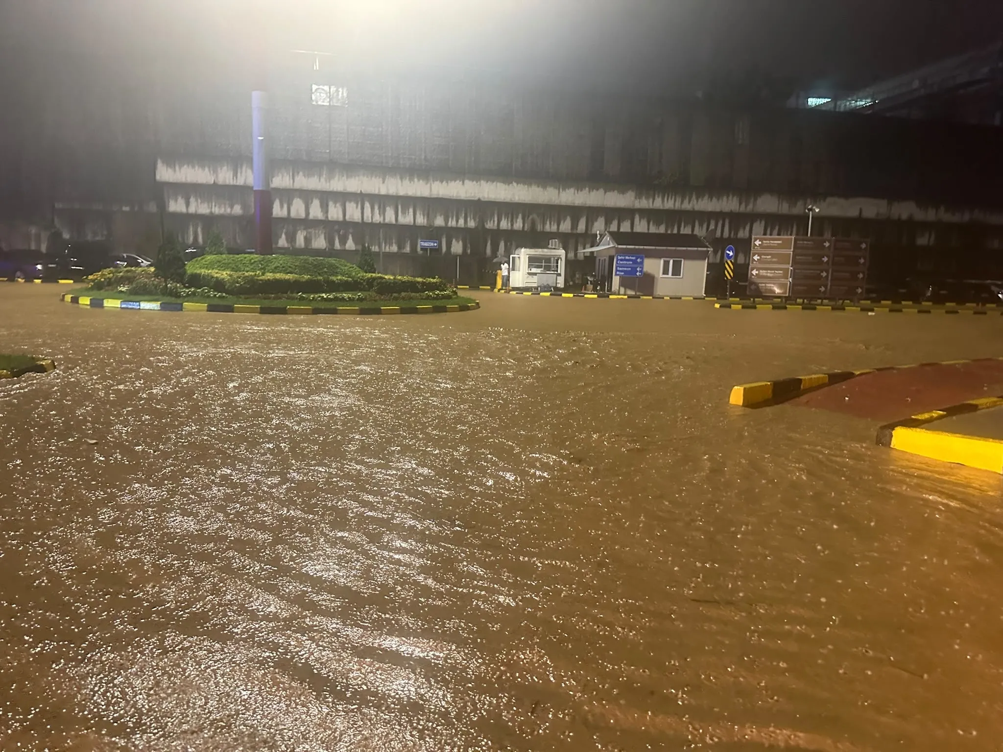 Rize ve Trabzon’da sağanak su baskınlarına yol açtı, Ürgüp’te 3 kişi aracın arka camı kırılarak kurtarıldı