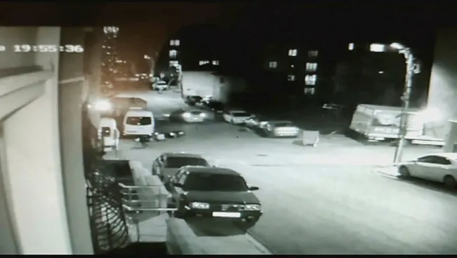 İstanbul’da kaza yapan araçla park halindeki otomobilin arasında kaldı - 2