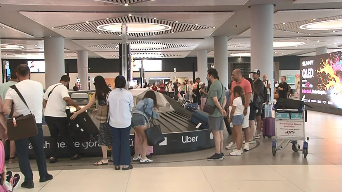 Bayram dönüşü havalimanlarında yoğunluk: Otoparklar doldu taştı