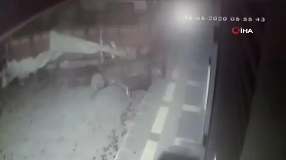 Son Dakika Freni Bosalan Domates Yuklu Kamyon Kopru Girisinden Uctu O Anlar Kamerada Video Ahaber Video Izle