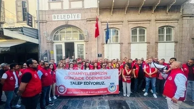 izmirde-iscilerin-ikramiye-eylemine-cemil-tugay-engeli-ekmeginizden-olursunuz-tehdidi-1729145578208.jpeg İzmir'de işçilerin ikramiye eylemine Cemil Tugay engeli! 'Ekmeğinizden olursunuz' suçlaması - 1