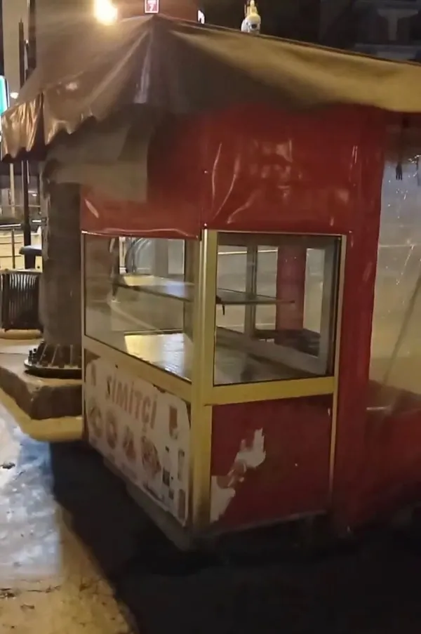 istanbulda-mide-bulandiran-goruntu-simit-tezgahindan-oyle-bir-sey-cikti-ki-1668847568357.jpg İstanbul’da mide bulandıran görüntü! Simit tezgahından öyle bir şey çıktı ki... - 1