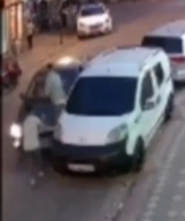 zeytinburnunda-trafik-kazasi-genci-2-otomobilin-arasinda-sikistirdi-o-anlar-kamerada-1658834917897.jpg Zeytinburnu’nda trafik kazası! Genci 2 otomobilin arasında sıkıştırdı: O anlar kamerada - 6