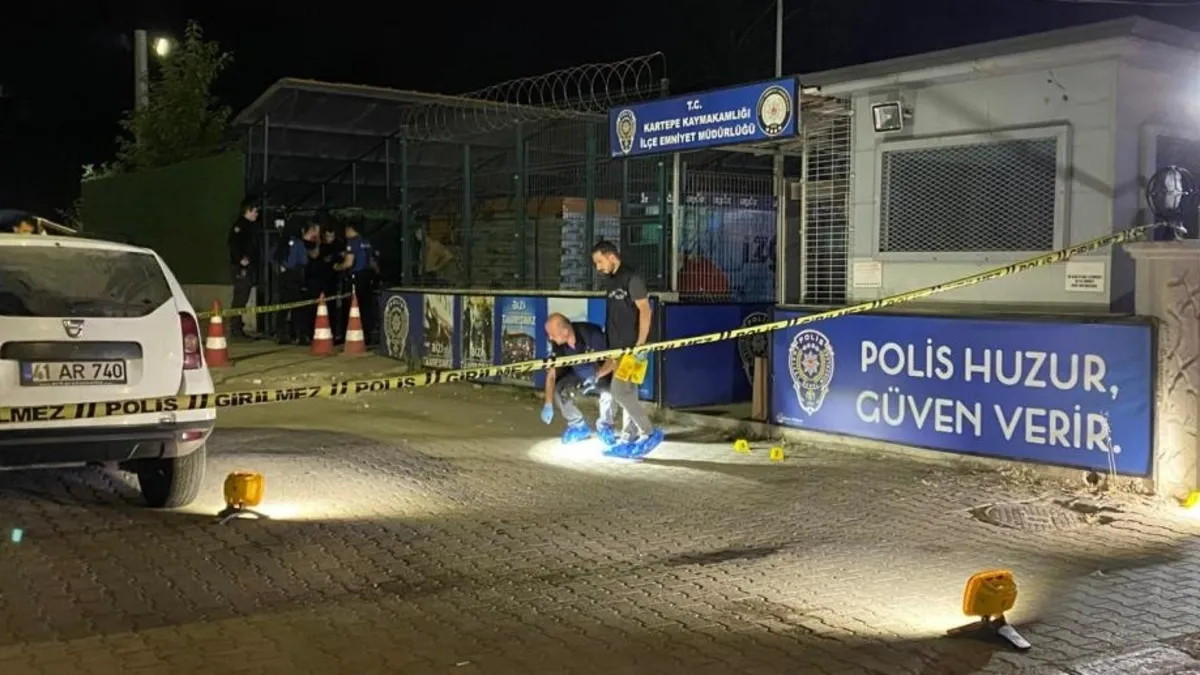 Kocaeli'de hareketli dakikalar! Emniyetin önünde silahlı kavga: 2 kişi yaralandı