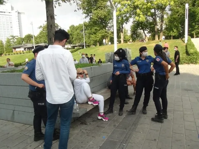 Taksim’de iki erkek bir kadını tekme tokat darp etti - 1