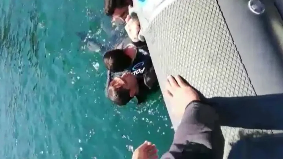 İstanbul FSM Köprüsü’nden intihar eden şahsı polisler böyle kurtardı: Nefes kesen anlar kamerada | Video