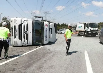 Eyüpsultan'da mıcır yüklü kamyon yan yattı! Trafik felç oldu