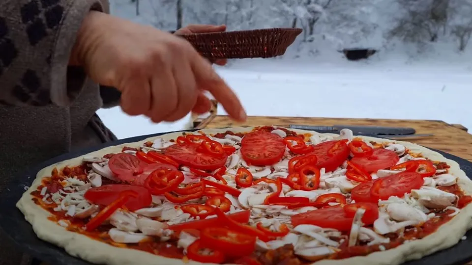 Saçta pizza yaptı! Görenlerin iştahı kabardı