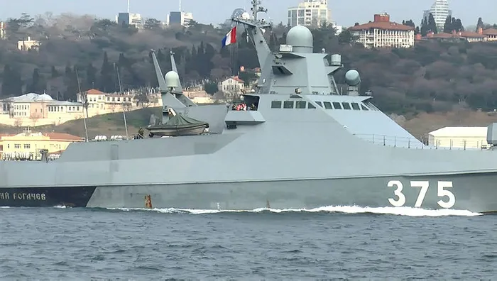 Rus savaş gemisi İstanbul Boğazı'ndan geçti - 2