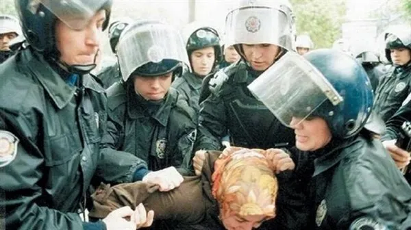 Arşivden Çıkan Gerçek | Türkiye’de 1990’larda yasaklı yılları! İnsanlığın bittiği ayrımcılık dönemi