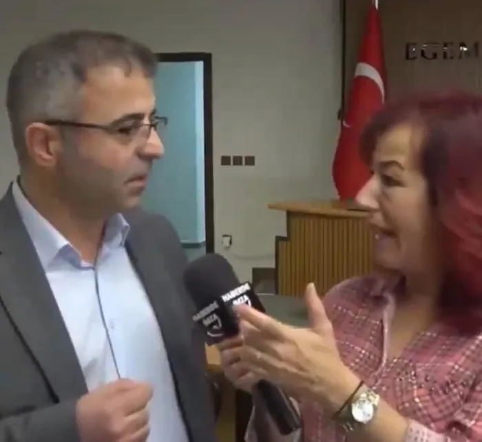 chpli-maltepe-belediye-baskan-yardimcisinin-zor-anlari-pkkya-teror-orgutu-diyemedi-1728672628730.jpeg CHP'li Maltepe belediye başkan yardımcısının zor anları! PKK'ya arka çıktı: "terör örgütü" diyemedi - 1