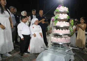 Hatay’da akondroplazili çift 21 yıl sonra evlenme hayalini gerçekleştirdi