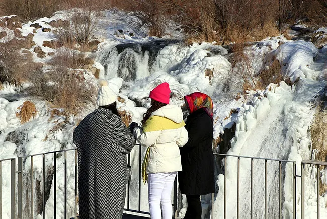 Van’da bulunan Muradiye Şelalesi dondu fotoğraf için akın ettiler - 2
