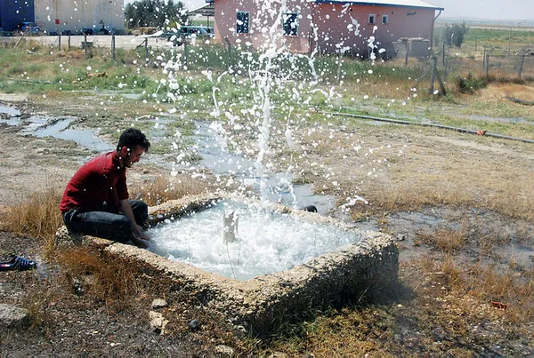 Konya'da kaynağı kuruduğu için kapatılan kuyudan su fışkırmaya başladı - 1