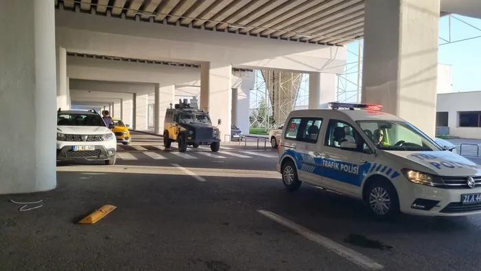 bursaspor-diyarbakira-geldi-zirhli-araclarla-otele-gecti-1714410985823.jpg Bursaspor Diyarbakır’a geldi: Zırhlı araçlarla otele geçti - 1