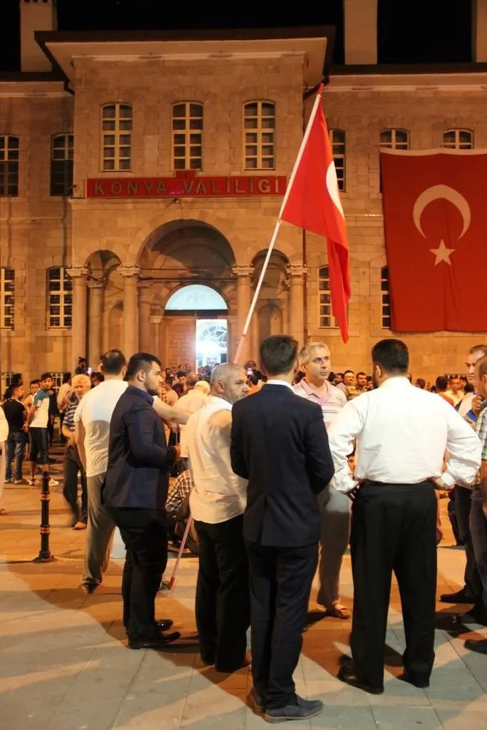 Konya’daki elektrik kesintisi halkı askeriyenin önüne döktü