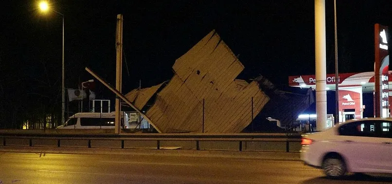 Bursa'da şiddetli lodos 3 katlı binanın çatısını uçurdu