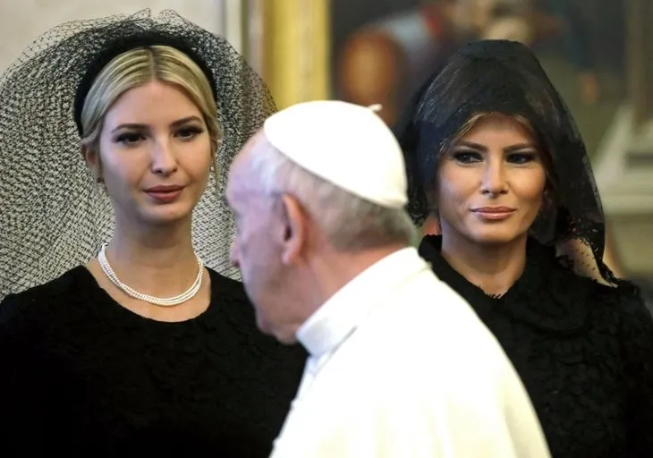Suudi Arabistan’da başını açan Melania Trump Vatikan’da kapattı