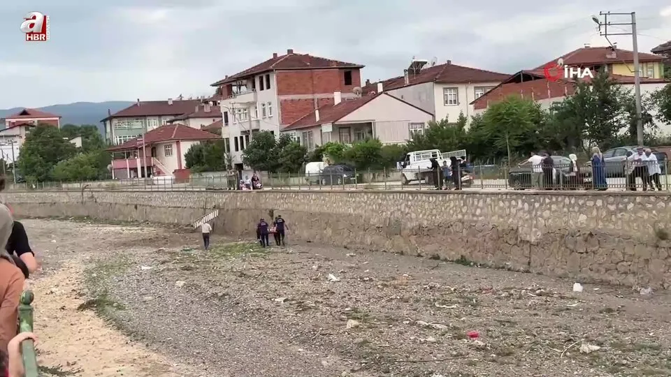 Kediye yardım etmek isterken su kanalına düştü
