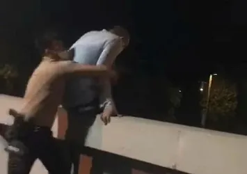 Üst geçitte intihara kalkışan kişiyi bekçi kurtardı! O anlar kamerada