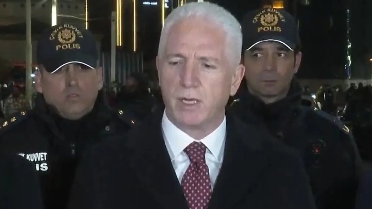 İstanbul Valisi Davut Gül Taksim Meydanı'nda denetimleri inceledi