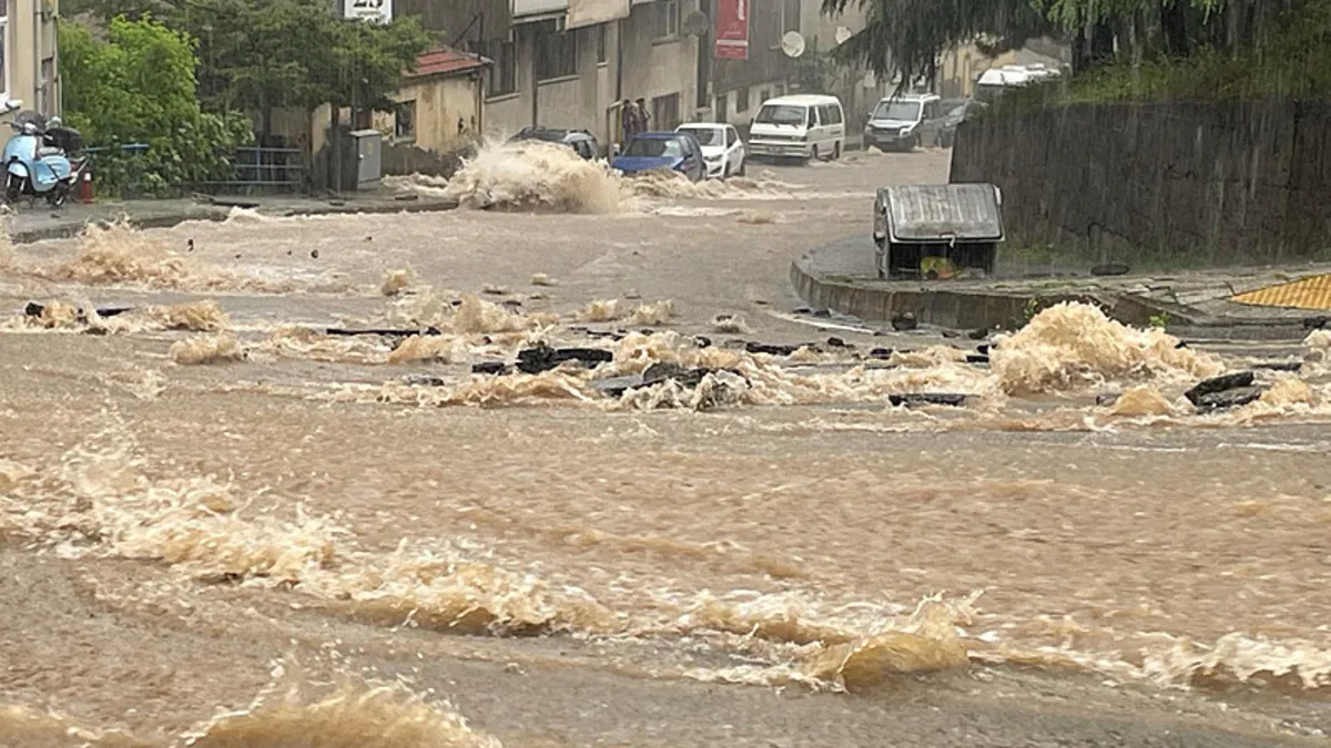 Trabzon'da sağanak yağış: Cadde ve sokaklar suyla doldu