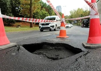 İstanbul Şişli'de yol çöktü! Sürücüler zor anlar yaşadı