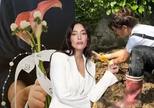 Neslihan Atagül minik oğlu Aziz'i kendi ürettiği besinlerle besliyor!