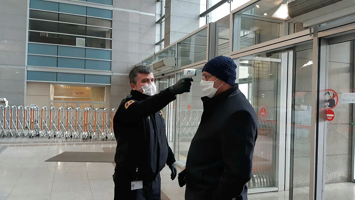 İstanbul Adalet Sarayı'na girenlerin ateşi ölçülmeye başlandı