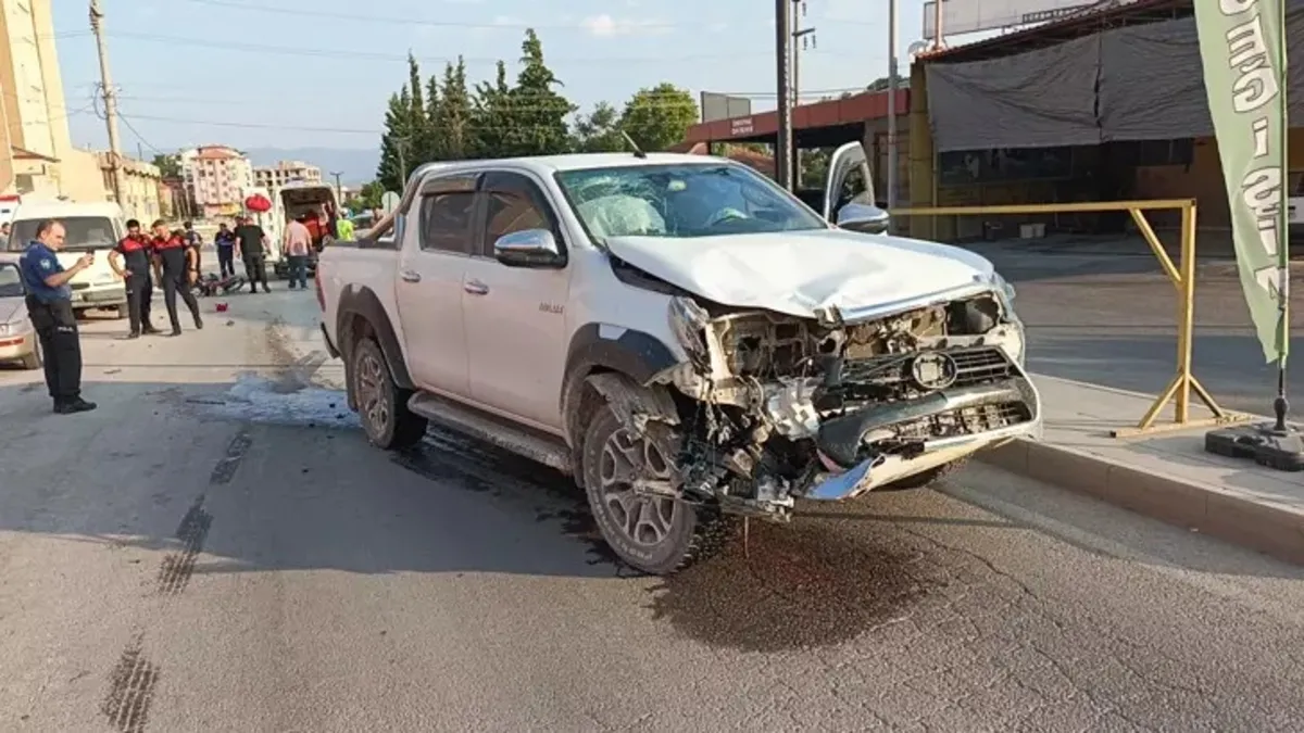 Trafik kazası yeni evli çiftleri birbirinden ayırdı