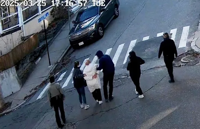 abdde-gozalti-zulmu-rumeysa-ozturk-3-kez-astim-krizi-gecirdi-1743832877907.jpg Rümeysa Öztürk ABD Gümrük Muhafızları tarafından gözaltına alınırken (AP)