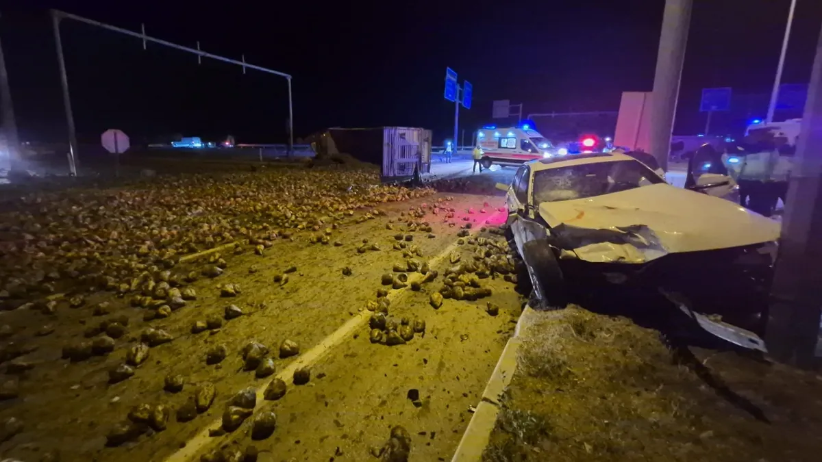 Otomobil ile şeker pancarı yüklü TIR çarpıştı: 3 yaralı