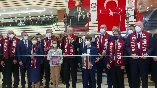 baskan-erdogan-guneydogunun-en-buyuk-kongre-merkezini-acti-beraber-yururduk-biz-bu-yollarda-sarkisina-eslik-etti-1640451544122.jpeg Başkan Erdoğan Gaziantep'te en sevdiği şarkılardan birine eşlik etti: Beraber Yürüdük Biz Bu Yollarda - 2
