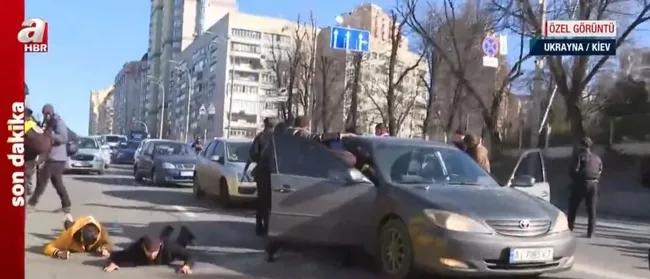 Kiev sokaklarında hareketli anlar! Ukrayna askerleri şüpheli araca müdahale etti