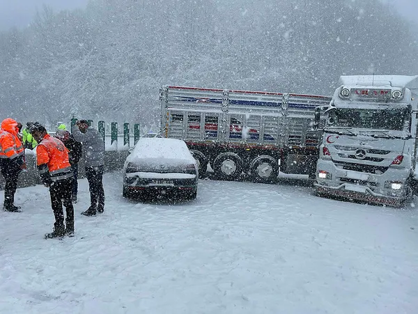 d100-karayolu-bolu-dagi-gecisi-istanbul-istikameti-trafige-kapandi-1680102577568.jpg D100 Karayolu Bolu Dağı geçişi İstanbul istikameti trafiğe açıldı - 2