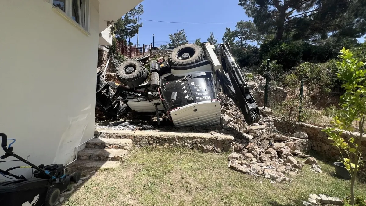 Küçük çocuk hareket ettirdiği iş makinesinin devrildiği kazada öldü