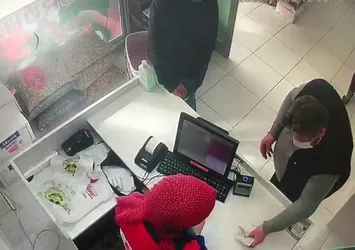 Haberlere çıkan hırsızlar pişman olup parayı geri getirdi!