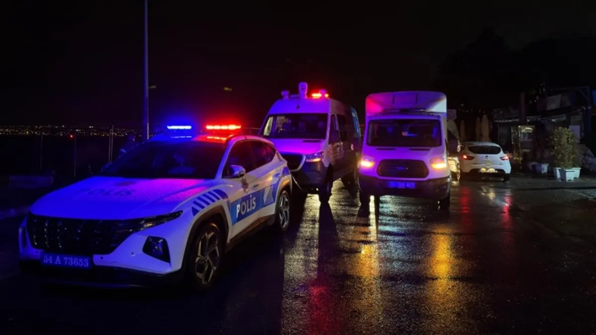 Beylikdüzü'nde korkunç olay! Fırtınalı havada denize çıkan bot alabora oldu