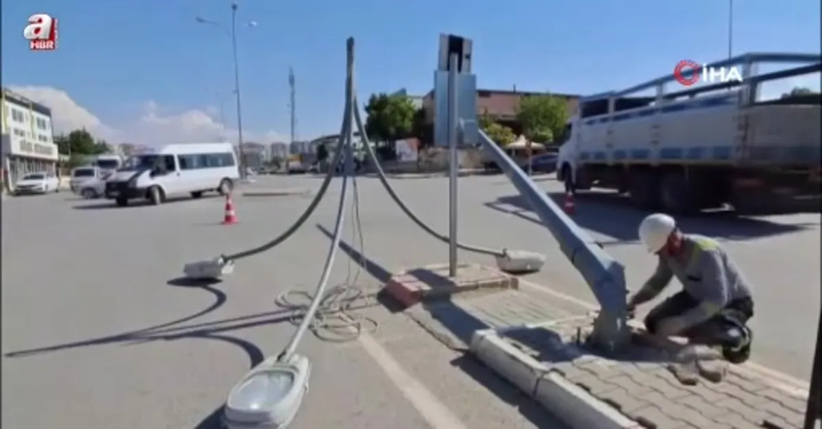 Aydınlatma direğini deviren araç kaçtı