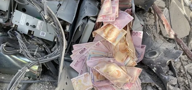 Deprem enkazında bulunan ATM paraları yetkililere teslim edildi