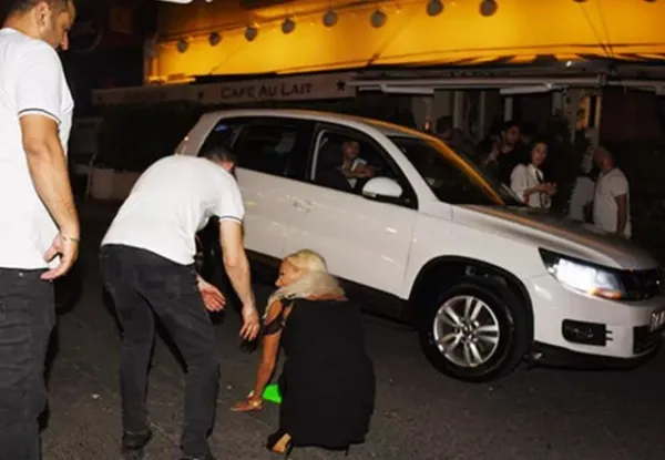 alkolu-fazla-kaciran-hande-demir-fena-yakalandi-yerlerde-surundu-1688884218042.jpeg Alkolü fazla kaçıran Hande Demir fena yakalandı! Yerlerde süründü - 2
