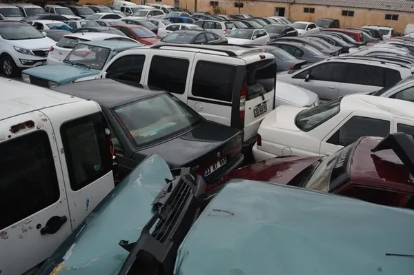 1675316240534.jpg İstanbul’da yediemin otoparkında skandal! Araçlarını almaya gidince şoke oldular - 2