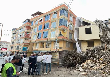 Avcılar'da yıkımda askıda kalan beton parçası krize neden oldu