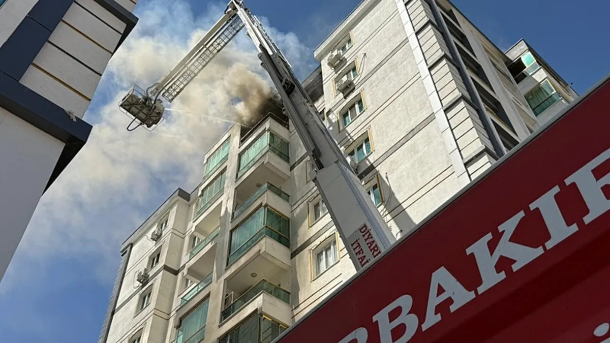Diyarbakır'da 8 katlı binada yangın paniği